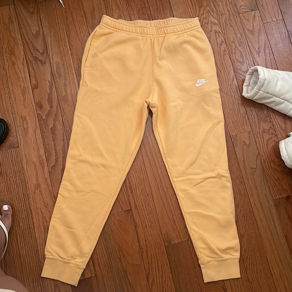 Nike suit - Picture 2 of 6